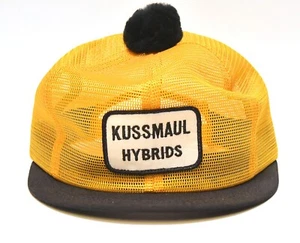 CAPPELLO CAMIONISTA RETRÒ KUSSMAUL IBRIDO RETE SEMI CON ORLO CORTO E POM POM - Foto 1 di 7