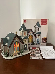 Nikolausplatz Dorf - Glasmalerei Kirche beleuchtet. Rentner 2015 - Bild 1 von 10