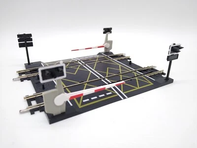 Hornby R636 Crossing Lifting Boom & Open Gates Type - (Unused) Mint Condition - Image 1 of 4