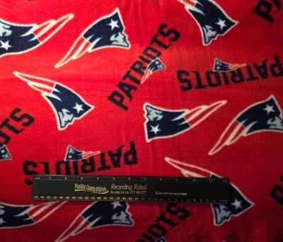 Tela de costura artesanal de vellón rojo de los New England Patriots de la NFL por yarda Foto 1 de 2