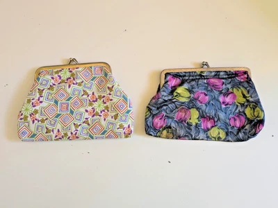 🎁 (2) Bolsa de maquiagem vintage Kiss Lock bolsa cosmética anos 60 anos 70 padrões florais - Imagem 1 de 4