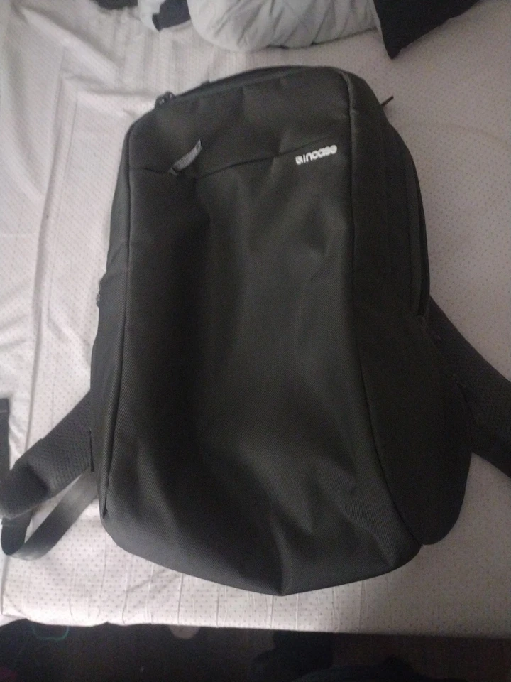 Mochila Incase Icon - verde musgo Foto 1 de 4