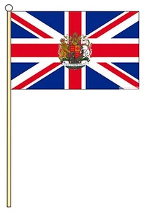 UNION JACK MIT KÖNIGLICHEM WAPPEN 18"" x 12"" GROSSE HANDWINKENDE HÖFLICHKEITSFLAGGE & STANGE - Bild 1 von 1