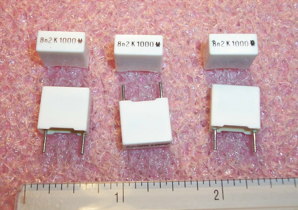 QTY (10) 8200pf 1000V 10% RADIAL METALLIZED BOX FILM CAPACITORS 160-822K1000E - Image 1 of 1