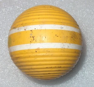 1 BOLA DE JUEGO DE CROQUET ANTIGUO MADERA ACANALADA ACANALADA AMARILLA 2 RAYAS BLANCAS 9-1/2" AROUN - Imagen 1 de 5