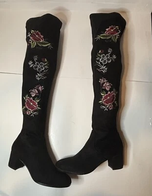 Botas IMPO Elaine de gamuza negras bordadas por encima de la rodilla tacón bloque talla 6 1/2 M Foto 1 de 4