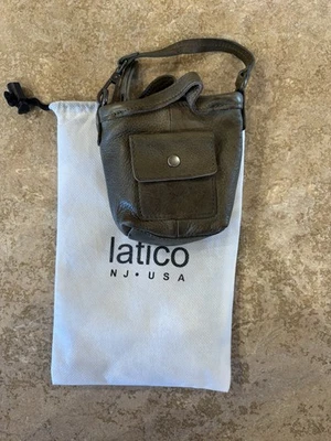 MINI BOLSO CHARM CUERO LATICO -Musgo-4.5 X 4.5 NUEVO con Bolsa para el Polvo Foto 1 de 4