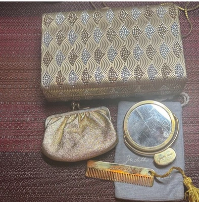 IMPRESIONANTE MONEDERO JUDITH LEIBER DORADO SATINADO DETALLES CRISTAL MINAUDIÈRE CON ACCESORIOS Foto 1 de 4