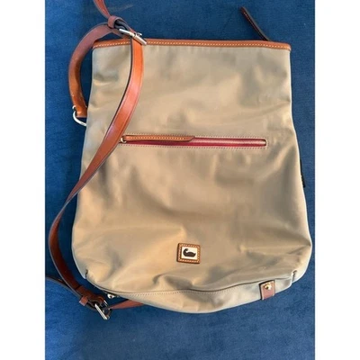 Сумка через плечо Dooney & Bourke нейлоновая кожаная отделка желтовато-коричневая красная на молнии через плечо - Изображение 1 из 4