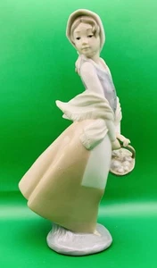 "Estatuilla De Colección NAO Lladro Niña Barrida por el Viento Con Cesta 9.5"" España Artista Firmada" - Imagen 1 de 9