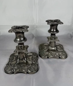 Antiguo par de candelabros enchapados en plata de Inglaterra estilo neo-rococó - Imagen 1 de 9