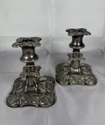 Antiguo par de candelabros enchapados en plata de Inglaterra estilo neo-rococó Foto 1 de 4