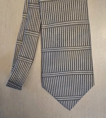 Vintage Neo Bill Blass men's necktie made of imported silk fabric  - Image 1 of 4