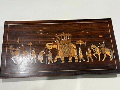 Placa de procesión figurativa vintage con incrustaciones de palo de rosa angloindio, 17 3/4" Foto 1 de 4