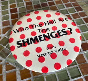 Vintage 1985 The Last Polka Eugene Levy & John Candy SHMENGES Promo Button Pin 80er! - Bild 1 von 3