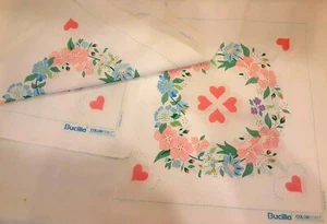 2 PIEZAS PANELES DE TELA ESTAMPADOS FLORES Y CORAZONES BUCILLA CADA UNO TIENE DOS BLOQUES DE 13"  - Imagen 1 de 3