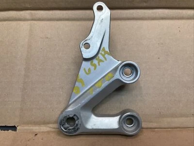 2005 Suzuki GSXR750 Suporte de pé dianteiro direito, suporte de pedal de freio #81523 - Imagem 1 de 4
