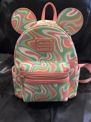 Mini Mochila Loungefly Mickey Mouse Rosa y Verde Remolino Parques Disney Foto 1 de 4