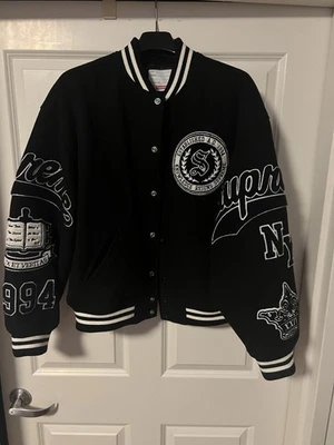 Chaqueta Universitaria Supreme Hombre Negra/Blanca Talla Grande Usada Usada Foto 1 de 4