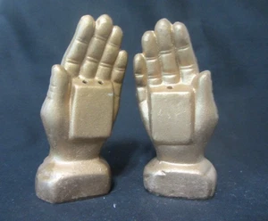 VINTAGE GOLDFARBENE BETENDE HÄNDE KERAMIK SALZ & PFEFFERSTREUER TAIWAN - Bild 1 von 4