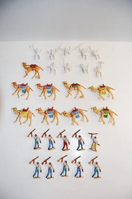 Konvolut 28 alte Merten Kunststoff Figuren Beduinen Reiter Kamele zu 4cm - Bild 1 von 4