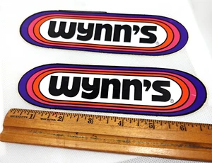 WYNN'S Oil treatment Original Racing Mini Decal Sticker Lot Of 2 VTG - Foto 1 di 8
