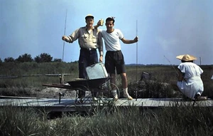 Tobogán Kodachrome original, viaje de pesca de 1940 / Dos amigos y una dama de pesca - Imagen 1 de 1