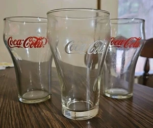 Menge 3 Vintage ~ 2 Rot 1 Weiß Druck Coca Cola Gläser Cola Soda Brunnen Glas - Bild 1 von 5