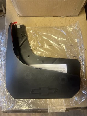 Chevrolet Silverado 2019-25 guardabarros trasero moldeado 84109906 Foto 1 de 3