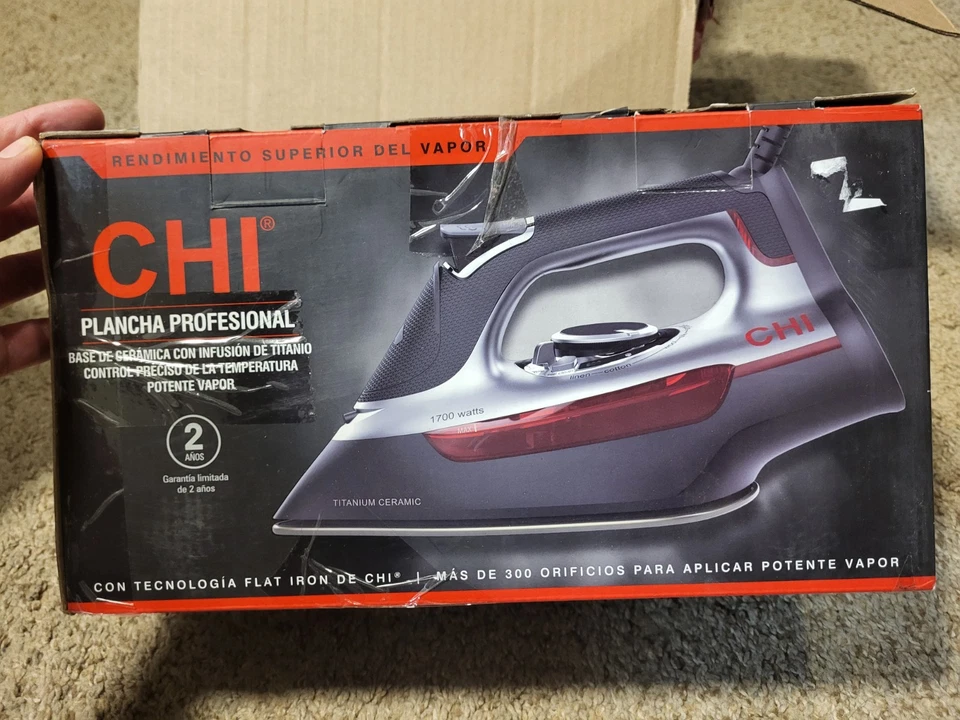 Plancha de ropa electrónica CHI con cordón retráctil suela con infusión de titanio 1700 W Foto 1 de 1