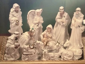 Vintage 12-teiliges Porzellan Krippenfiguren Set & verspiegelter Sockel, neu/offene Box - Bild 1 von 15