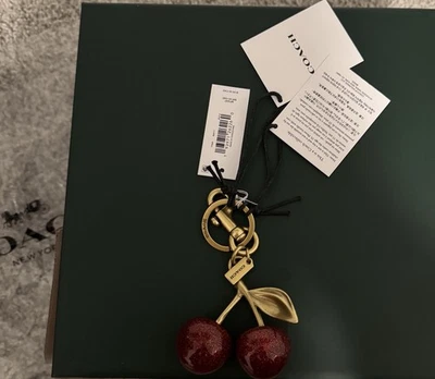 Bolso Coach Trending Cereza Dije Dorado Latón Granate Dorado Latón LIQUIDACIONES OUTLET Foto 1 de 4