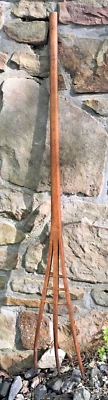 Garfo de feno de madeira raro 57" longo primitivo americano esculpido à mão três pontas - Imagem 1 de 4
