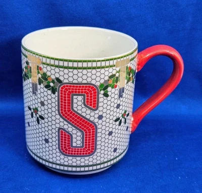 Caneca Anthropologie festiva bistrô azulejo dourado mosaico monograma S guirlanda de Natal - Imagem 1 de 4