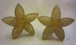 VINTAGE MOTHER OF PEARL EARRINGS HANDMADE FLOWER STUDS STUNNING - Picture 1 of 3