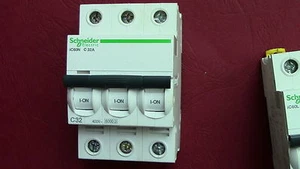 1 SCHUTZSCHALTER iC60N 3P C 32A SCHNEIDER A9F77332 - Bild 1 von 3