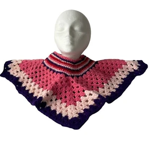 Cappellino poncho vintage all'uncinetto piccolo rosa e viola fatto a mano nonna Barbie - Foto 1 di 9