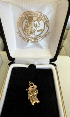 DIJE DE ORO DISNEYANA MICKEY Y PLUTO 1998 75 AÑOS DE AMOR Y RISAS Foto 1 de 3