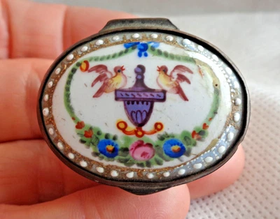 CAJA DE PARCHES ESMALTE GEORGIANO SIGLO XVIII - DOS PÁJAROS DEL AMOR EN UNA FUENTE Foto 1 de 4