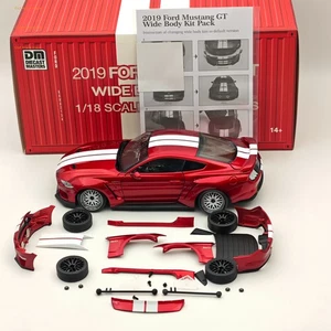 DM 1:18 Ford Mustang GT 2019 Widebodykit Pack Diecast Toys Auto RHD Rosso Miniatura - Foto 1 di 18