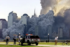 9/11 ATAQUE TERRORISTA EN EDIFICIO TORRES GEMELAS - 5x7 Foto Impresa Brillante - Imagen 1 de 4