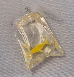Casa de muñecas miniatura 1/12 pez de oro amarillo en una bolsa de plástico SK086 - Imagen 1 de 1