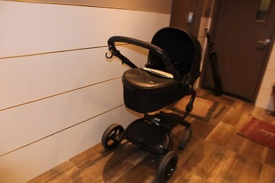 Коляска Mima Xari черная, черно-белая подкладка. Очень хорошее состояние товара. Полный комплект - Изображение 1 из 4