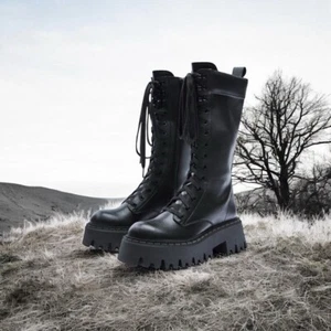 ZARA Botas de Cuero Vegano Negras con Cordones para Mujer Gruesas Plataforma Botas de Combate Talla 8 - Imagen 1 de 8