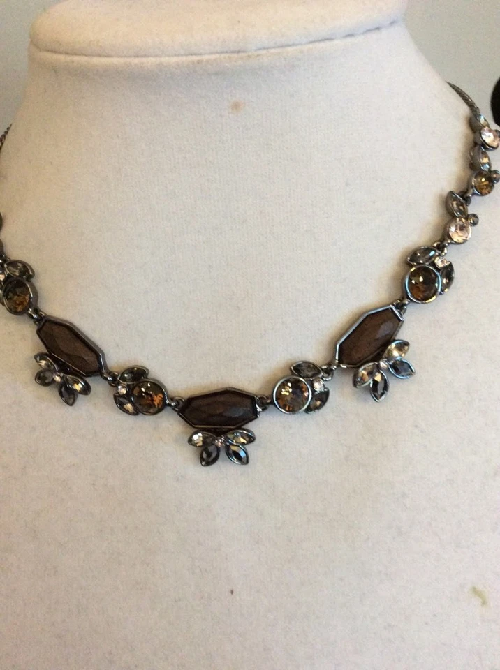 Collar Givenchy tono hemitato y madera oscura #181 GN de $150 Foto 1 de 4