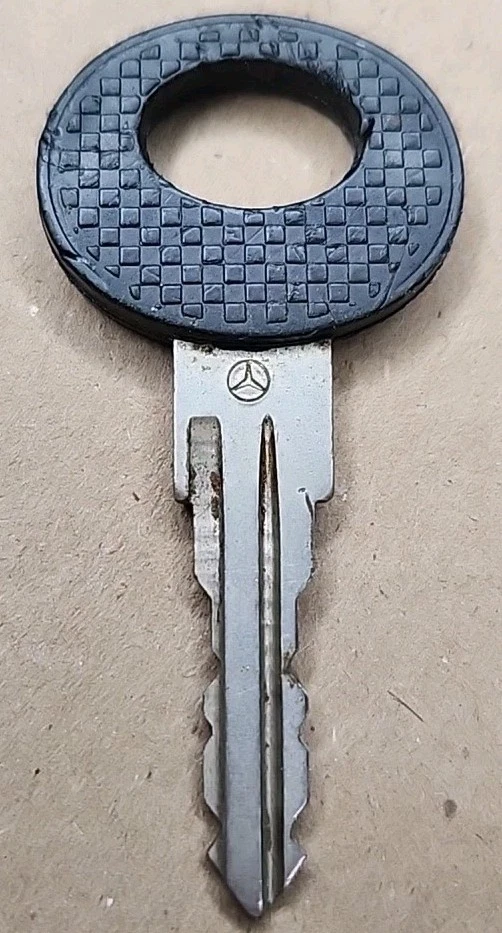 Llave Mercedes-Benz W123 1976-85 240D, 280CE, 280E, 300D, 300CD, 300SC, 300TD Foto 1 de 4