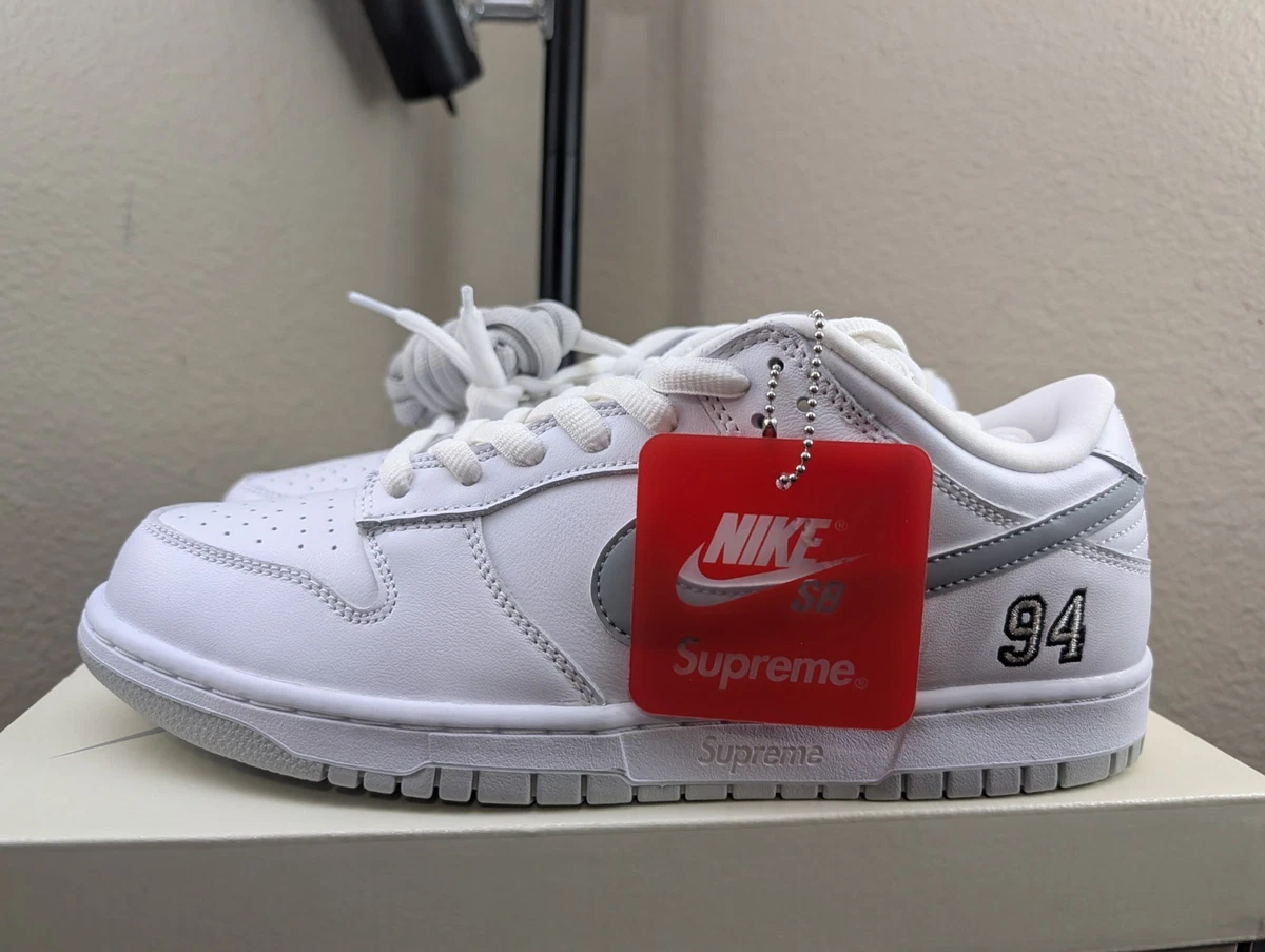 Nike SB Dunk Low Supreme ホワイト/シルバー　white Supreme × Nike SB Dunk Low 