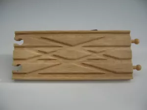 LONG DIAMOND CROSSOVER Point binario treno in legno (adatto a Brio Thomas) ~ NUOVO OT22 - Foto 1 di 3
