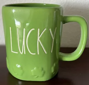Taza Rae Dunn LUCKY Shamrocks Día de San Patricio 18 OZ NUEVA CON ETIQUETAS - Imagen 1 de 4