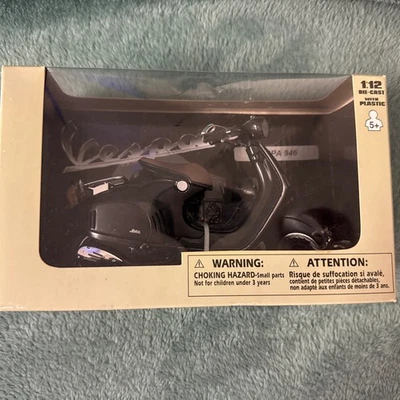 Nuevo scooter Ray Toys escala 1:12 Vespa 946 difícil de encontrar color negro  Foto 1 de 4